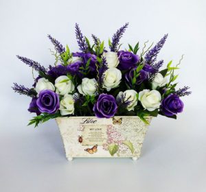 Искусственные цветы или декоративные элементы в виде цветов