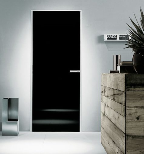 Почему стоит покрасить дверь в черный цвет: исследование