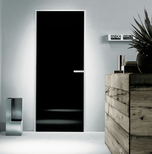 Почему стоит покрасить дверь в черный цвет: исследование