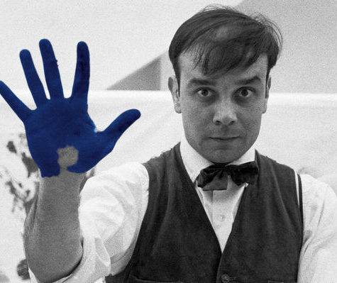 Кто такой Ив Кляйн и почему его синий так популярен в дизайне интерьеров?