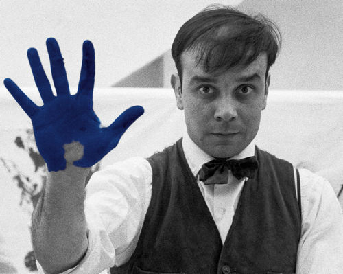 Кто такой Ив Кляйн и почему его синий так популярен в дизайне интерьеров?